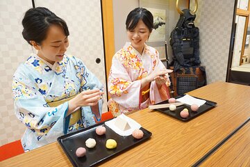 Tokyo 6 h Private Guided Tour & Japanese Sweets Making Experience