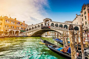 Walking Morning Tour and Enchanting Gondola Journey in Venice