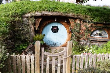 3 Day Hobbiton Rotorua Waiotapu Taupo and Waitomo Caves Tour