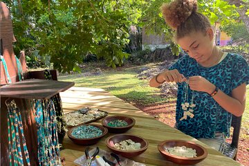 Souvenirs workshop A Mi Mek It! in Montego Bay Jamaica (FR & EN)