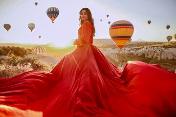 Photoshoot in Cappadocia with balloon and cave view