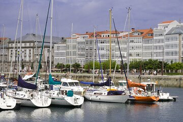 Historical Walking Tour around Coruña with Beer or Wine