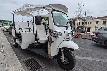 Lisbon sightseeing tour by eco tuk-tuk 