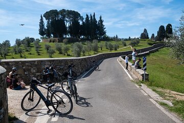 Full-Day Tuscan Hills Bike Tour With Lunch at Farm