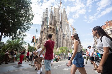 Sagrada Familia Guided Tour with Skip the Line Ticket 