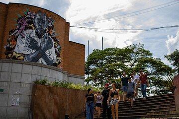 Walking Historical tour of Medellín, walking reality.