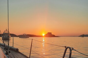 Private tour on a sailboat with apéritif at sunset on Antibes