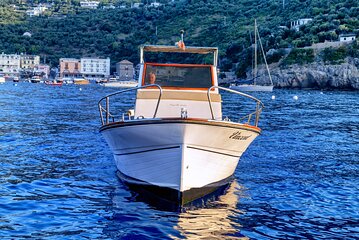 Full-Day Tour on Amalfi coast in classi al gozzo Sorrento style