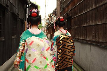 Authentic Kyoto Gion Tour with Traditional Cuisine and Maiko Show