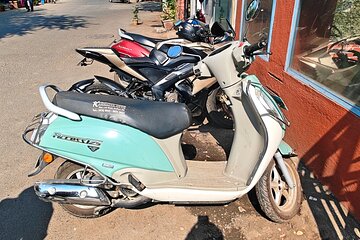 Private Full Day City Tour for Solo Travelers in Mumbai on Moped