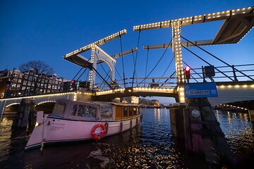 Amsterdam: 2-Hour Canal Cruise incl. Drinks & Dutch Snacks