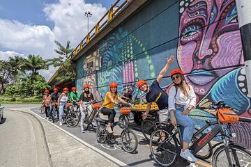 Medellín: The Essential E-bike City Tour with Typical Drink