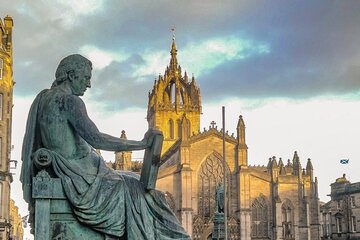 Private Walking Tour with Hidden Walks Author in Edinburgh