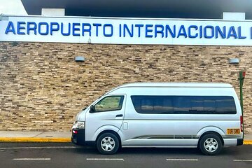 Easy travel from Liberia airport to Tamarindo in a private van