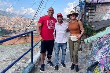 Private Tour to Comuna 13 + Farmer's Market!