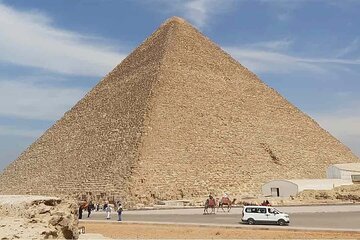 Exclusive 2 Days Visit Giza Plateau, Egyptian Museum and Bazaar