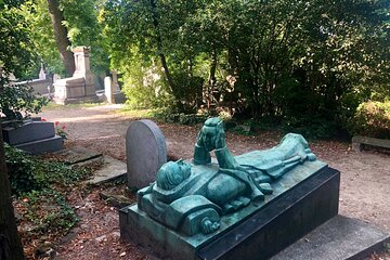 2.5 Hour Walking Tour of Père Lachaise Cemetery from Paris