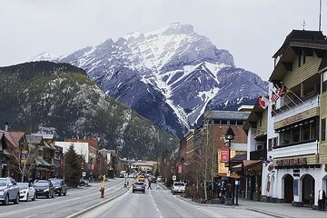 Full Day Private Luxury SUV Tour in Banff