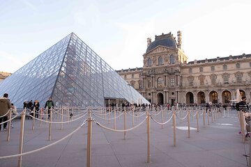 Paris: Louvre Ticket Entrance with Greeter