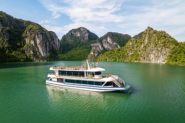 Ha Long Bay Luxury Day Cruise Including Kayaking and Buffet Lunch