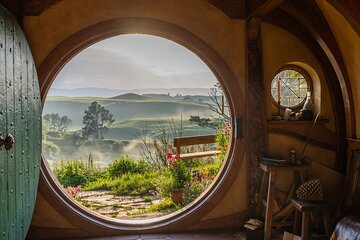 Hobbiton Movie Set and Hamilton Gardens Small Group-from Auckland