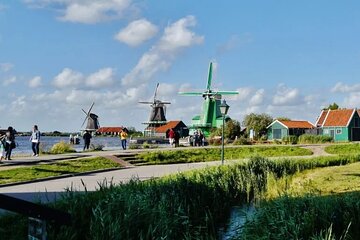 Private Tour to Zaanse Schans Windmills Cheese Farm and Volendam