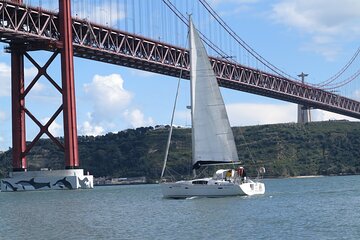 Morning Sailing Tour in Tagus River from Lisbon