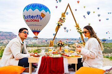 Breakfast with a balloon view in the valley