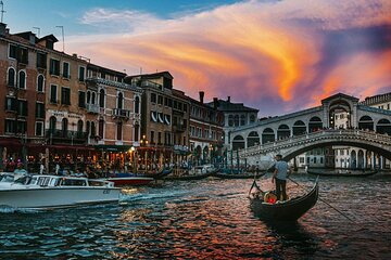 Sunset gondola in Venice: Shared gondola ride 