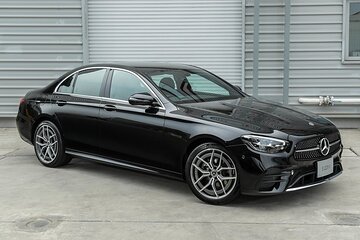 Round-Trip Transfer: Paris to La Vallee Village by Business Car
