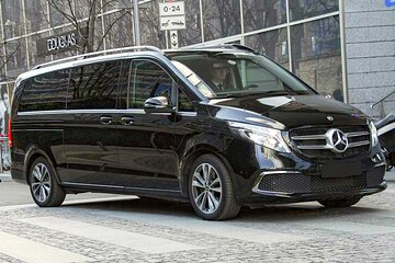 Arrival Transfer from Paris Airport CDG to Paris in Private Van