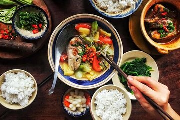 Street Food Savvy Tour by Motorbike in Saigon with Local Guide