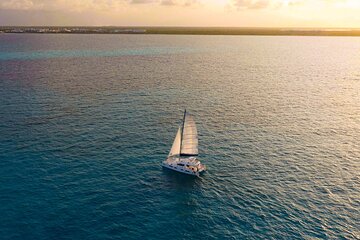 Luxury Sunset Sailing Cruise in Cancun with Light Dinner and Open Bar 