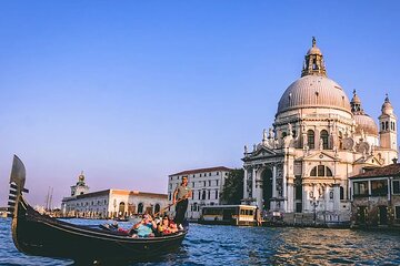 Private Gondola Ride with Serenade in Venice