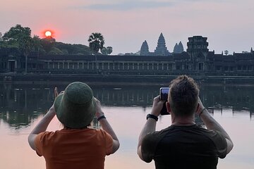 Private Sunrise Angkor Small Tour