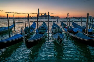 Sunset gondola & Mysteries and ghosts walking tour in Venice