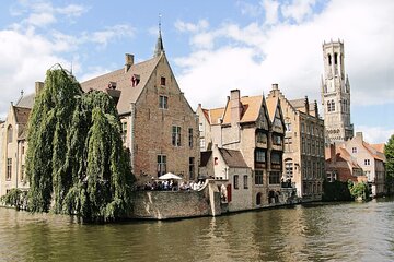 2-Hour Historical Walking Tour in Bruges with Praline Included