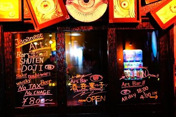 Cheers! Bar hopping tour w/ a Local Guide in Shinjuku Kabukicho 