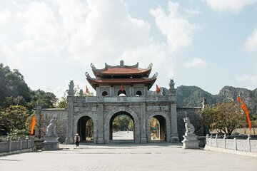 Hoa Lu, Trang An and Hang Mua Cave Day Tour from Hanoi