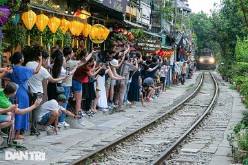 Hanoi Walking Street Food Tour with Train Street