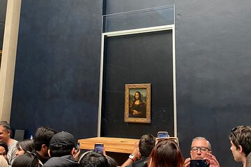 Paris Louvre: 2 Hour Guided Private Tour for Groups and Families