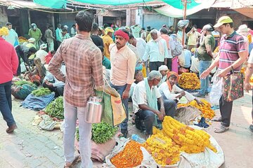 Stroll down the street of Varanasi by VLT