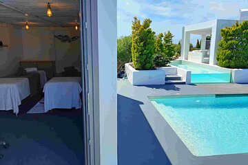 Akrotiri: Couples Departure Day Treat with Spa Pool Wine & Fruits