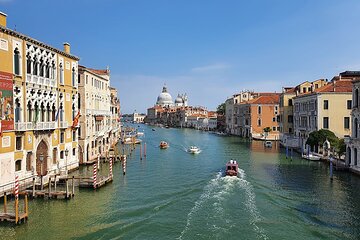 Romantic Serenade Gondola Tour: Private Ride