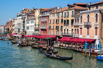 Guided Walk and Gondola Ride Experience in Venice