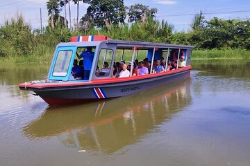 Transporting lemon to Tortuguero by boat