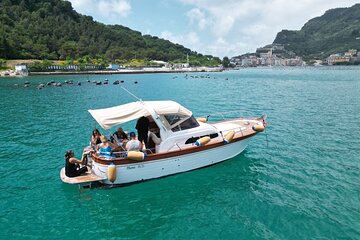 6-hour private boat tour to the Gulf of Poets and Riomaggiore