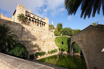 Palma de Mallorca Scavenger Hunt and Highlights Self-Guided Tour