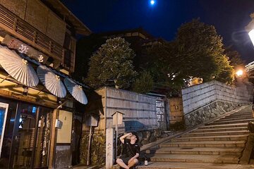 Small Group Walking Tour in Gion and Yasaka with Sake in Hand