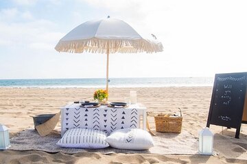 Classic Beach Picnic in Santa Monica (2-4 people)